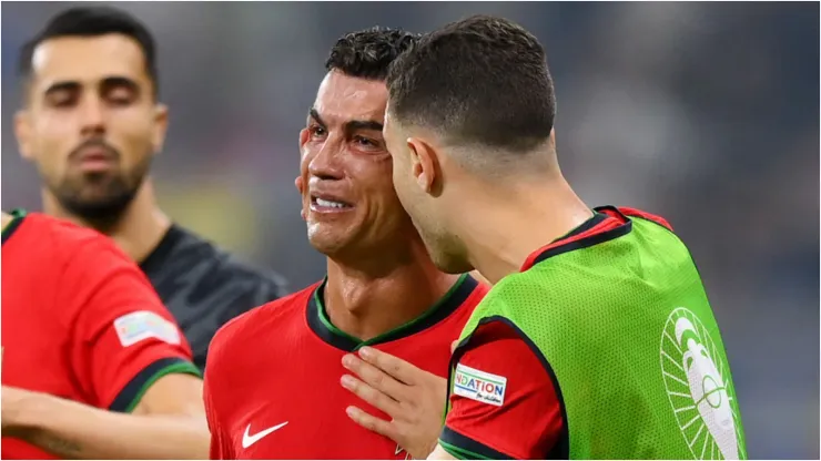 Foto: Justin Setterfield/Getty Images - Cristiano Ronaldo chorando após perder pênalti.
