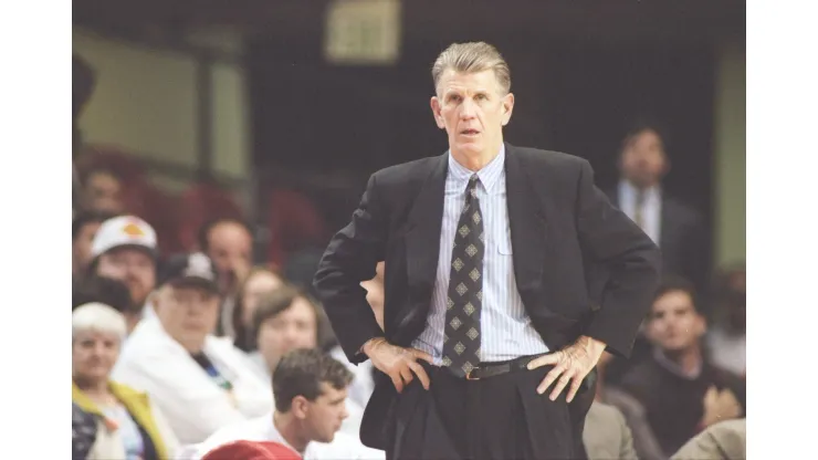 Técnico Paul Westhead viveu polêmicas na NBA e na NCAA nos anos 1980 (Foto: J.D. Cuban  /Allsport)
