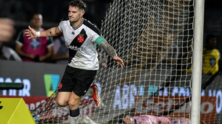 Vegetti comemorando o segundo gol do Vasco contra o Fortaleza pelo Brasileiro A 2024. Foto: Thiago Ribeiro/AGIF
