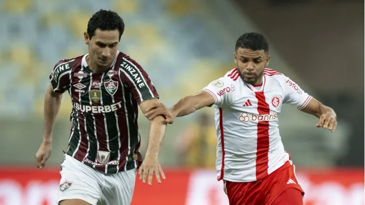 SP - RIO DE JANEIRO - 04/07/2024 - BRASILEIRO A 2024, FLUMINENSE X INTERNACIONAL - Paulo Henrique Ganso jogador do Fluminense disputa lance com Wanderson jogador do Internacional durante partida no estadio Maracana pelo campeonato Brasileiro A 2024. Foto: Jorge Rodrigues/AGIF
