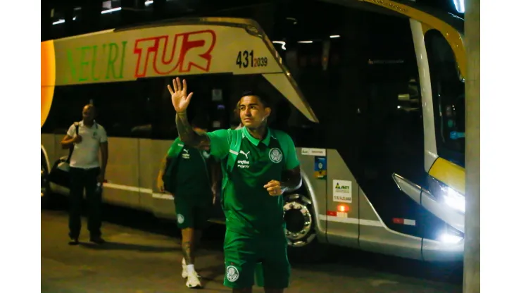 CE - FORTALEZA - 26/06/2024 - BRASILEIRO A 2024, FORTALEZA X PALMEIRAS - Dudu jogador do Palmeiras durante chegada da equipe para partida contra o Fortaleza no estadio Arena Castelao pelo campeonato Brasileiro A 2024. Foto: Baggio Rodrigues/AGIF
