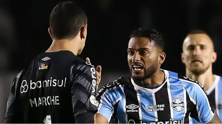 - Reinaldo e o goleiro discutindo pesado no jogo contra o Palmeiras
