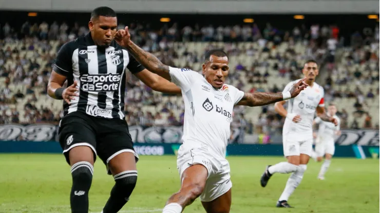 Otero jogador do Santos durante partida contra o Ceara no estadio Arena Castelao pelo campeonato Brasileiro B 2024. Foto: Baggio Rodrigues/AGIF
