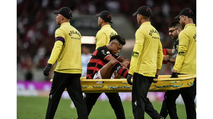 Bruno Henrique sai lesionado do duelo diante do Cuiabá. 
