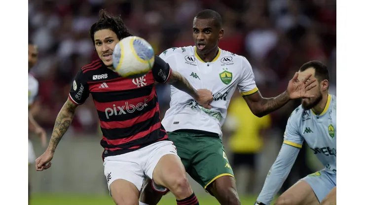 Pedro jogador do Flamengo disputa lance com Marllon jogador do Cuiaba. Foto: Alexandre Loureiro/AGIF
