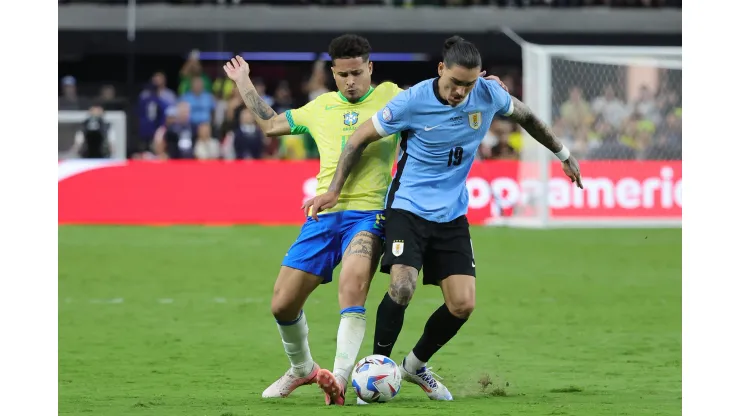 Jogadores de Brasil e Uruguai dispuando a competição. (Foto de Ethan Miller/Getty Images)
