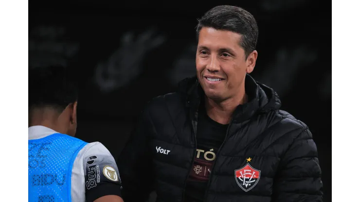 SP - SAO PAULO - 04/07/2024 - BRASILEIRO A 2024, CORINTHIANS X VITORIA - Thiago Carpini tecnico do Vitoria durante partida contra o Corinthians no estadio Arena Corinthians pelo campeonato Brasileiro A 2024. Foto: Ettore Chiereguini/AGIF
