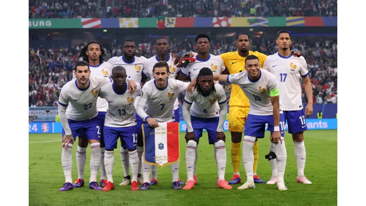 Mbappé com companheiros na Seleção da França. (Foto de Alex Grimm/Getty Images)
