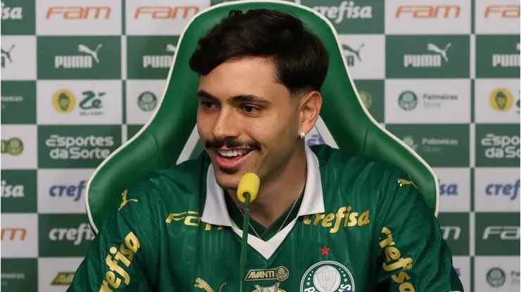 Maurício sendo apresentado como reforço do Verdão, na Academia de Futebol, no dia 08/07/2024. Foto: Cesar Greco/Palmeiras
