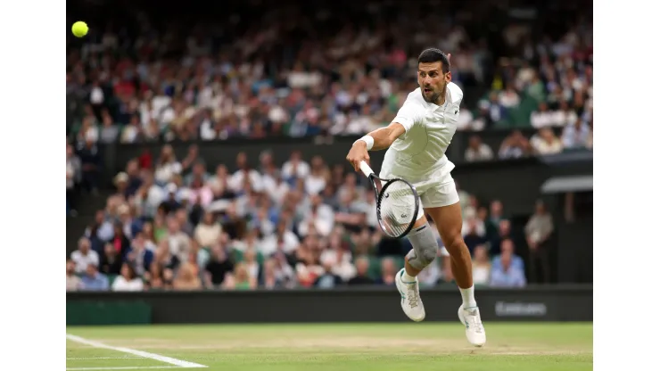 Djokovic em duelo com Rune nas oitavas de Wimbledon 2024<br />
(Foto: Julian Finney/Getty Images)
