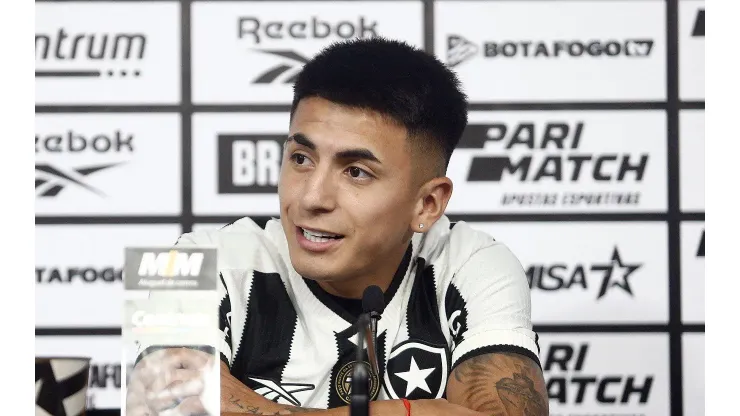 Thiago Almada foi apresentado a imprensa como novo reforço do Botafogo.  Foto: Twitter/Botafogo
