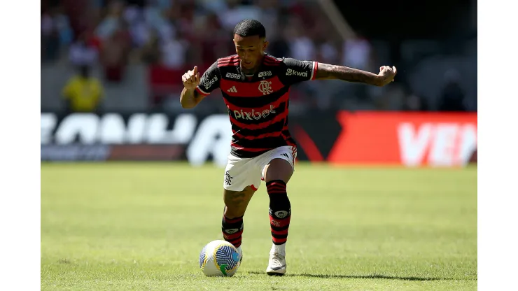 Wesley tem contrato no Flamengo até 2025
