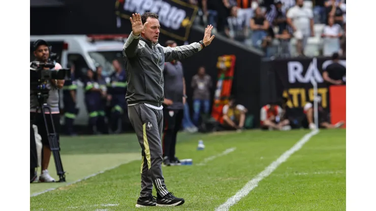 Gabriel Milito defende vantagem do Galo diante do São Paulo. 
