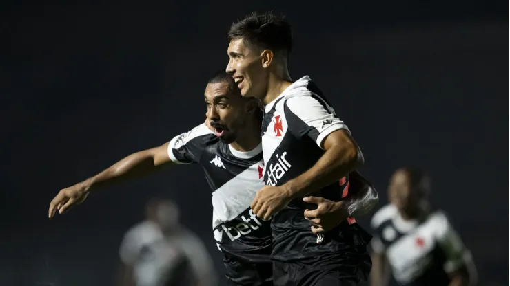 RJ - RIO DE JANEIRO - 10/07/2024 - BRASILEIRO A 2024, VASCO X CORINTHIANS - Paulo Henrique jogador do Vasco comemora seu gol com  jogador da sua equipe durante partida contra o Corinthians no estadio Sao Januario pelo campeonato Brasileiro A 2024. Foto: Jorge Rodrigues/AGIF
