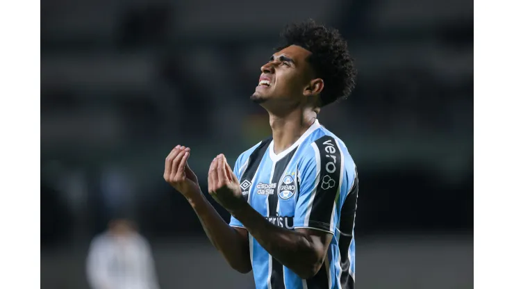 PR - CURITIBA - 29/05/2024 - COPA LIBERTADORES 2024, GREMIO X THE STRONGEST - Du Queiroz jogador do Gremio lamenta durante partida contra o The Strongest no estadio Couto Pereira pelo campeonato Copa Libertadores 2024. Foto: Maxi Franzoi/AGIF
