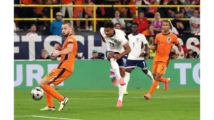 Ollie Watkins da Inglaterra marcando gol da classificação do time na Eurocopa. (Foto de Alex Livesey/Getty Images)
