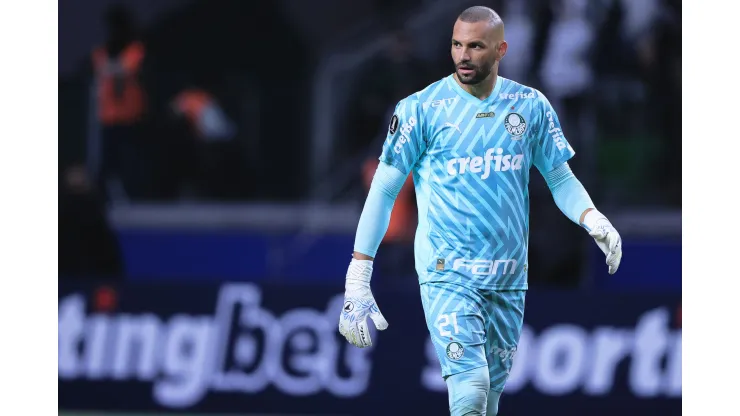 Weverton com a camisa do Palmeiras
