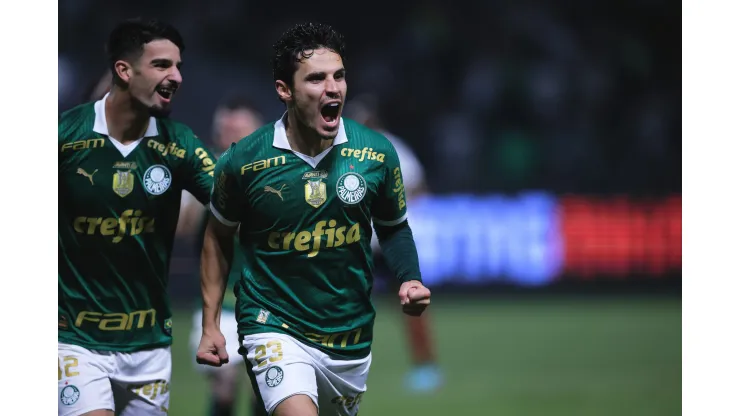 Raphael Veiga jogador do Palmeiras comemora seu gol durante partida contra o Atletico-GO. Foto: Ettore Chiereguini/AGIF
