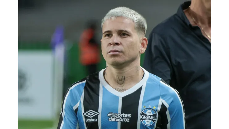 Soteldo não se reapresenta e é multado pelo Grêmio. 
