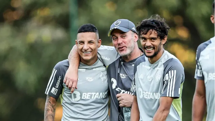 Arana, Scarpa e o técnico Milito do Atlético. Foto: Pedro Souza / Atlético
