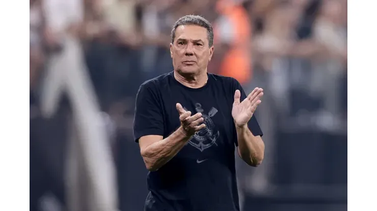 SAO PAULO, BRAZIL - SEPTEMBER 26: Vanderlei Luxemburgo, head coach of Corinthians gestures during the first leg of Copa CONMEBOL Sudamericana semifinal between Corinthians and Fortaleza at Neo Quimica Arena on September 26, 2023 in Sao Paulo, Brazil. (Photo by Alexandre Schneider/Getty Images)
