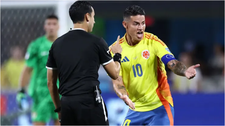 Foto: Tim Nwachukwu/Getty Images - James discutindo com o árbitro
