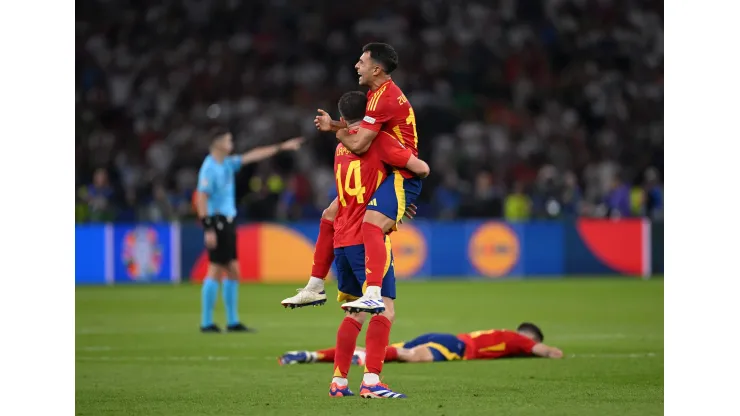 Aymeric Laporte e Martin Zubimendi da Espanha celebrando título da Eurocopa. (Foto de Stu Forster/Getty Images)
