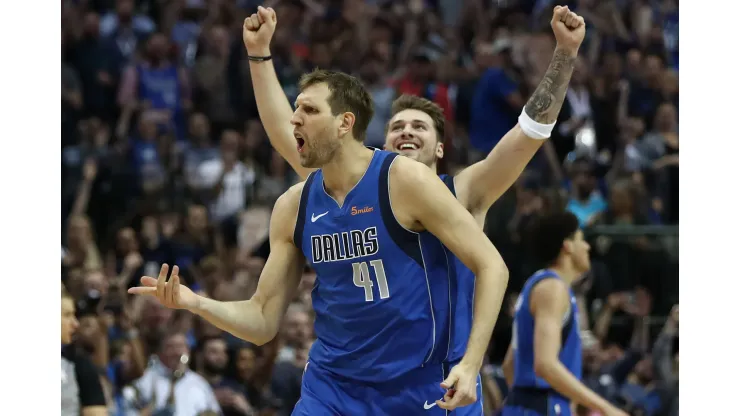 Nowitzki teve seu último ano como profissional nos Mavericks ao lado de Doncic (Foto: Ronald Martinez/Getty Images)
