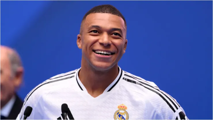 Foto: David Ramos/Getty Images - Mbappé em apresentação do Real Madrid.
