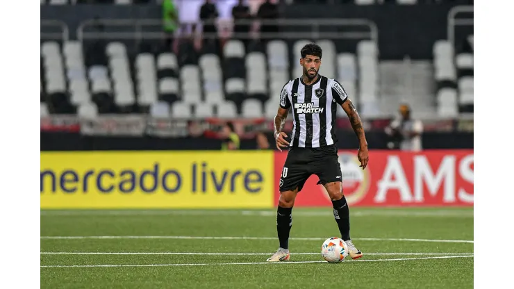 RJ - RIO DE JANEIRO - 24/04/2024 - COPA LIBERTADORES 2024, BOTAFOGO X UNIVERSITARIO - Alexander Barboza jogador do Botafogo durante partida contra o Universitario no estadio Engenhao pelo campeonato Copa Libertadores 2024. Foto: Thiago Ribeiro/AGIF
