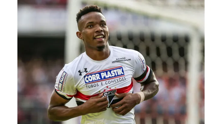 SP - Sao Paulo - 08/04/2017 - Paulista 2017 - Sao Paulo X Linense - Thiago Mendes do Sao Paulo comemora seu gol  durante partida de quartas-de-finais do Campeonato Paulista no Estadio do Morumbi. Foto: Ale Cabral/AGIF
