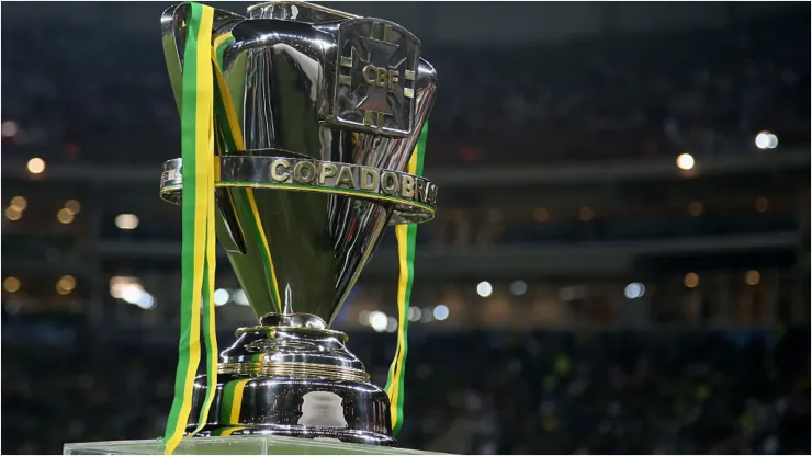 Foto: Friedemann Vogel/Getty Images - Troféu da Copa do Brasil.
