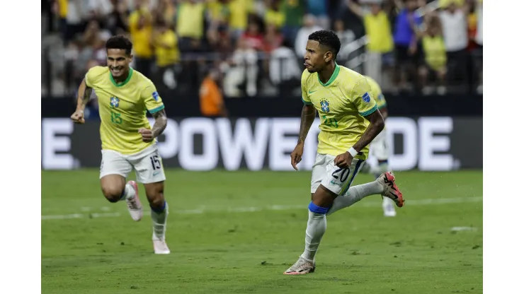 Savinho comemorando gol pela Seleção Brasileira. (Foto de Kevork Djansezian/Getty Images)
