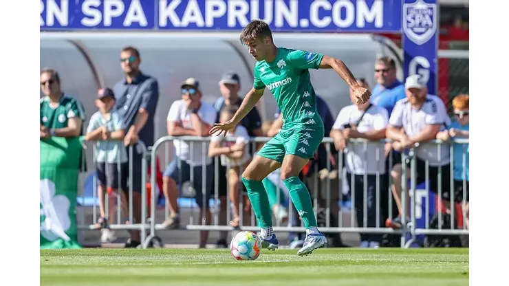 Georgios Vagiannidis of Panathinaikos between Bayer  Leverkusen 
