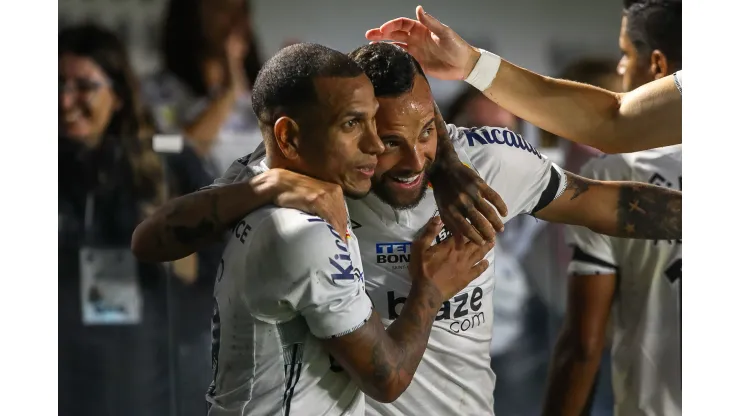 SP - SANTOS - 15/07/2024 - BRASILEIRO B 2024, SANTOS X ITUANO - Guilherme jogador do Santos comemora seu gol com Otero jogador da sua equipe durante partida contra o Ituano no estadio Vila Belmiro pelo campeonato Brasileiro B 2024. Foto: Reinaldo Campos/AGIF
