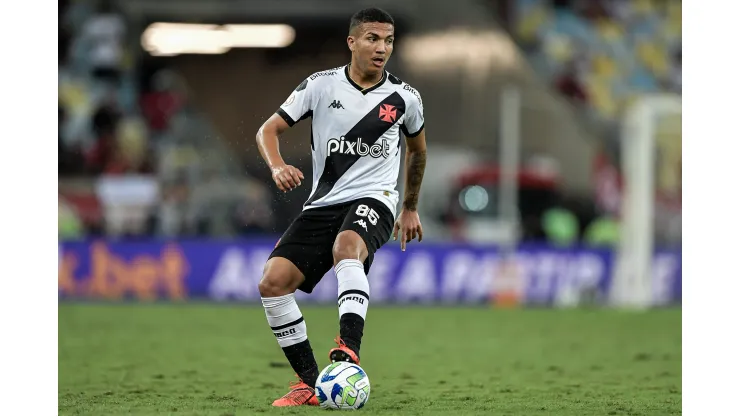 Mateus Carvalho tem sido titular no Vasco com Rafael Paiva
