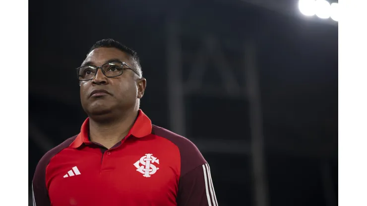 RJ - RIO DE JANEIRO - 20/07/2024 - BRASILEIRO A 2024, BOTAFOGO X INTERNACIONAL - Roger Machado tecnico do Internacional durante partida contra o Botafogo no estadio Engenhao pelo campeonato Brasileiro A 2024. Foto: Jorge Rodrigues/AGIF
