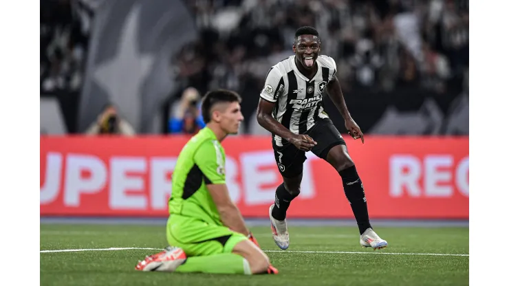 RJ - RIO DE JANEIRO - 20/07/2024 - BRASILEIRO A 2024, BOTAFOGO X INTERNACIONAL - Luiz Henrique jogador do Botafogo comemora seu gol durante partida contra o Internacional no estadio Engenhao pelo campeonato Brasileiro A 2024. Foto: Thiago Ribeiro/AGIF
