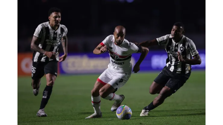 Jogadores de São Paulo e Botafogo na partida da décima nona rodada
