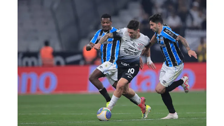 Jogadores de Corinthians e Grêmio disputando bola. Foto: Ettore Chiereguini/AGIF
