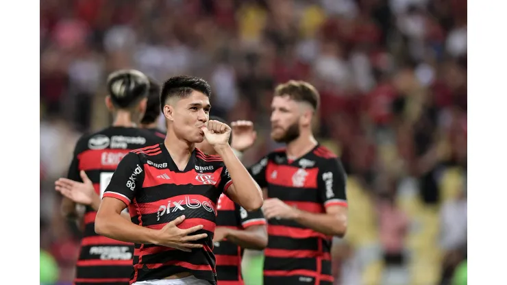 Luiz Araújo comemorando gol marcado em rodada do Campeonato Brasileiro
