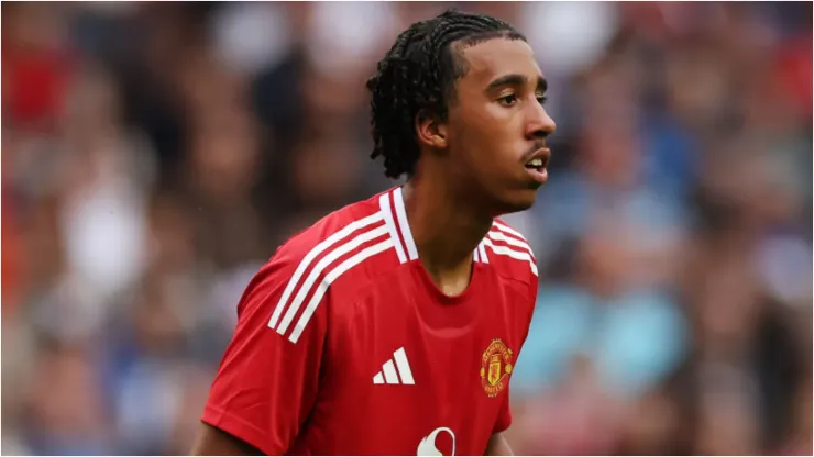 Foto: Ian MacNicol/Getty Images - Leny Yoro em jogo do Manchester United.
