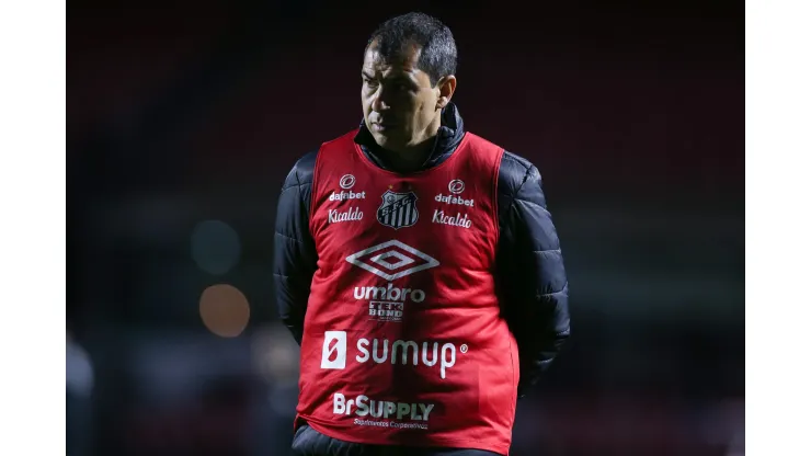 SAO PAULO, BRAZIL - OCTOBER 07: Fabio Carille, head coach of Santos looks on during a match between Sao Paulo and Santos as part of Brasileirao Series A at Morumbi Stadium on October 07, 2021 in Sao Paulo, Brazil. (Photo by Alexandre Schneider/Getty Images,)
