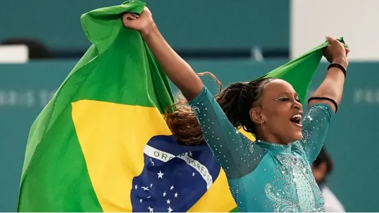 Rebeca Andrade comemorando o ouro no solo. Foto: Alexandre Loureiro/COB
