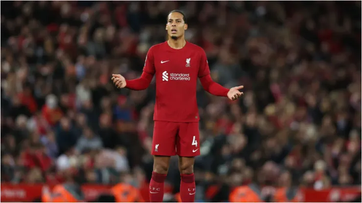 Foto: Nathan Stirk/Getty Images - Van Dijk em partida do Liverpool.
