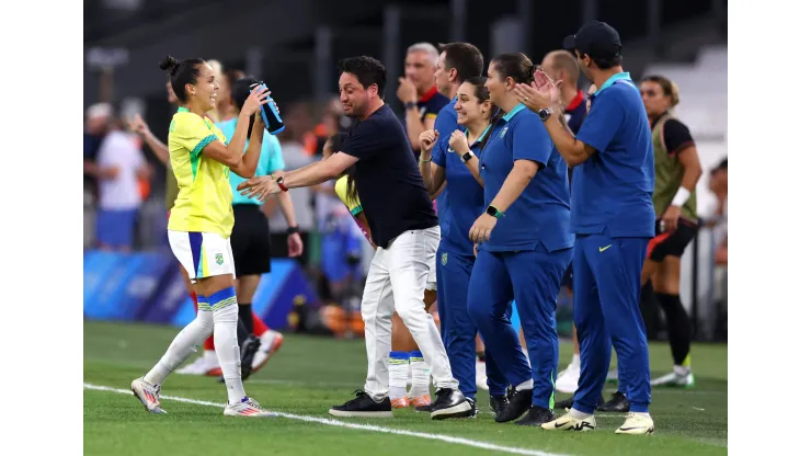 Seleção Brasileira feminina comemorando o gol de Gabi Portilho.
 (Foto: Phil Walter/Getty Images)
