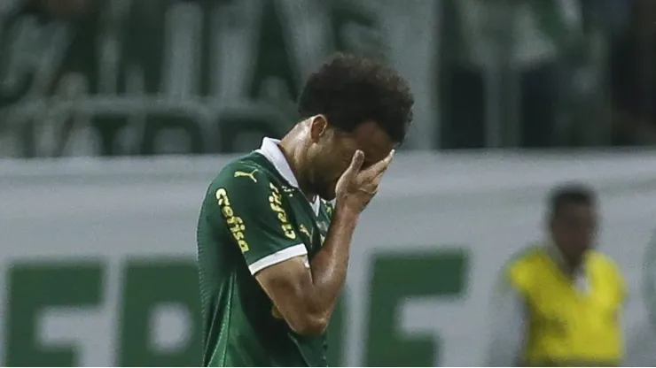 Felipe Anderson lamentando a lesão sofrida. Foto: Ricardo Moreira/Getty Images
