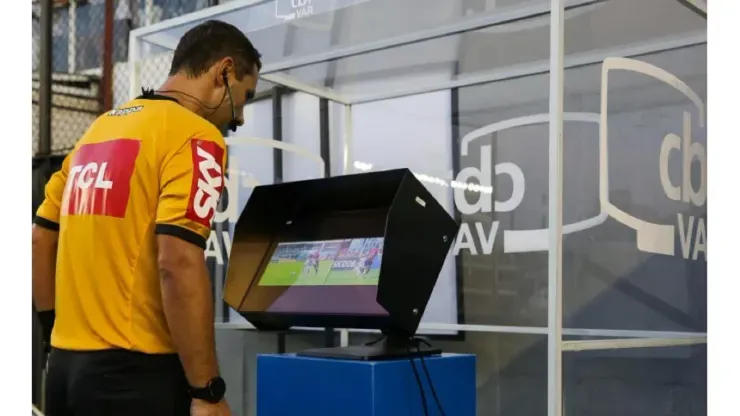 Foto: Alexandre Schneider/Getty Images - Árbitro checa o VAR durante partida do Brasileirão
