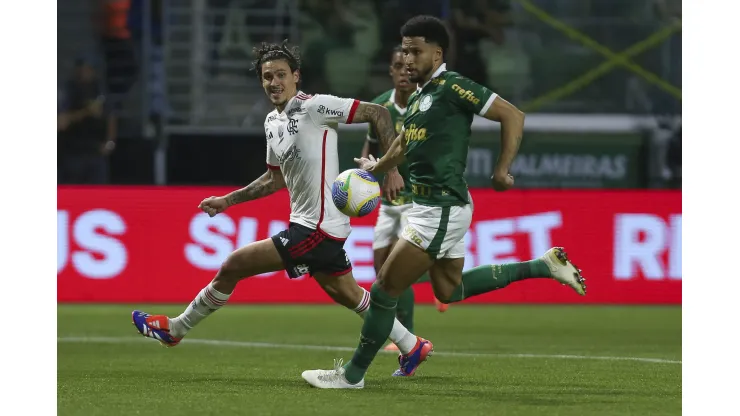 SAO PAULO, BRAZIL - AUGUST 7: Pedro of Flamengo competes for the ball with Murilo of Palmeiras during the Copa do Brasil round of 16 second leg match between Palmeiras and Flamengo at Allianz Parque on August 7, 2024 in Sao Paulo, Brazil. (Photo by Ricardo Moreira/Getty Images)
