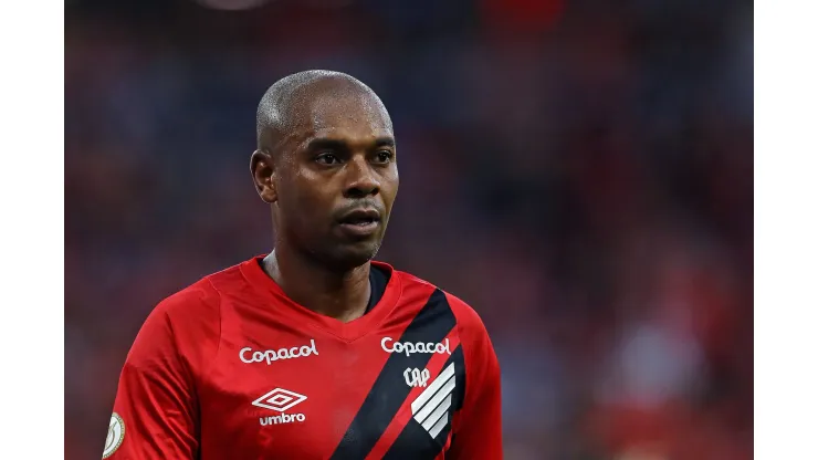 Fernandinho terá companhia de ex-Vasco no Athletico 
